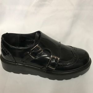 Flat shoe new with 2 buckles and small platform